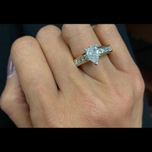 18kt diamond  ring 2.00 cts pear shaped & assorted princess diamonds